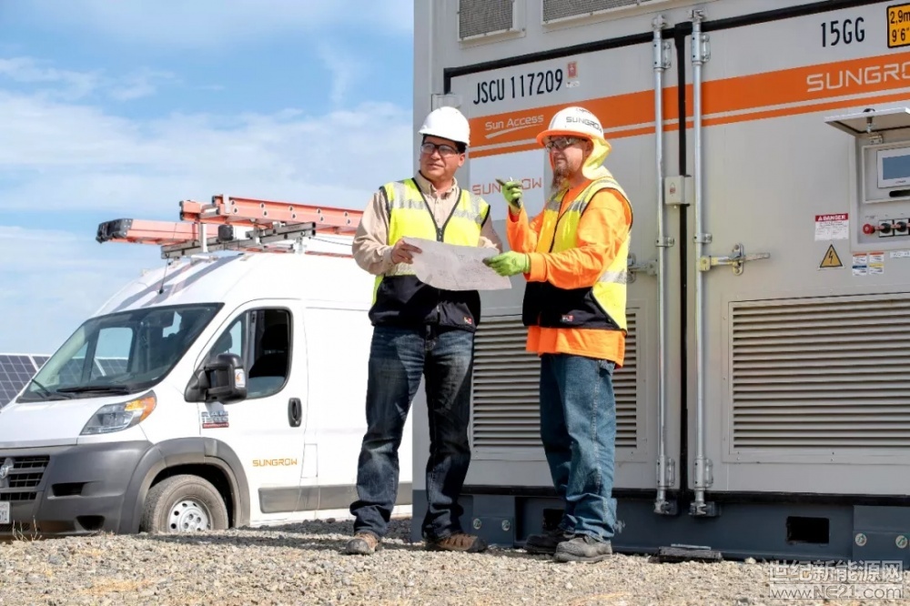 近日，陽光電源在美國亞利桑那州菲尼克斯正式設(shè)立本地化客戶綜合服務(wù)中心，致力于為北美地區(qū)客戶提供卓越的本地服務(wù)支持，既滿足了北美業(yè)務(wù)的多元化需求，又為客戶實(shí)現(xiàn)核心價(jià)值創(chuàng)造更超值的服務(wù)體驗(yàn)。



該服務(wù)中心是陽光電源繼德國、菲律賓之后，在海外建立和運(yùn)營的第三個(gè)本地化綜合服務(wù)中心，擁有完善的配套服務(wù)設(shè)施，包括本地備品備件庫存、本地維修中心和7*24h技術(shù)咨詢支持等標(biāo)準(zhǔn)化服務(wù)，還為本地客戶和北美工程師提供專業(yè)的技術(shù)培訓(xùn)，并支持客戶參觀和產(chǎn)品展示等系列活動(dòng)