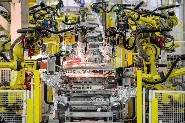 
                    
	 8月15日至19日，以“共創(chuàng)智慧新動能，共享開放新時(shí)代”為主題的世界機(jī)器人大會在北京舉行。展廳內(nèi)，從阿拉的小鬧鬧智能鬧鐘、阿爾法蛋教育陪伴智能機(jī)器人等小物件，再到達(dá)芬奇手術(shù)機(jī)器人等大型機(jī)器設(shè)備，各種機(jī)器人產(chǎn)品琳瑯滿目