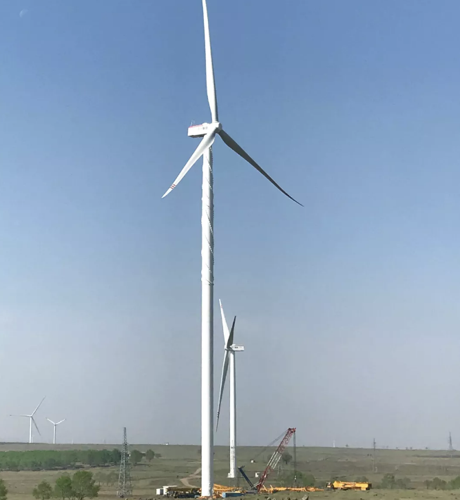                        隨著風電“競價時代”的到來，在新一輪的市場博弈中，風電項目精準降本增效成為競價市場的“新風口”，這不僅能讓業(yè)主掌握更具競爭優(yōu)勢的競價“底牌”，也為項目中標后的建設成本控制提供了客觀依據(jù)。  為了快速響應競價時代市場需求，三一重能通過持續(xù)的研發(fā)和創(chuàng)新打造了“智能化”+“數(shù)字化”風電整體生態(tài)系統(tǒng)，在應用層面重點強化智能技術、數(shù)據(jù)分析、產(chǎn)品迭代的能力，最終呈現(xiàn)給客戶的則是智能化的未來之產(chǎn)品和精準降本增效的競價解決方案