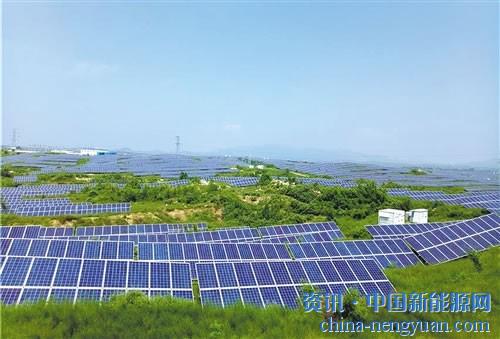                                                                                                                                                                     
	　　8月27日，工作人員在河北省臨城縣土寨村20兆瓦光伏扶貧電站巡檢。王永周攝

	　　近年來，國家級(jí)貧困縣臨城縣依托荒山荒地多的優(yōu)勢(shì)，采用“政府+企業(yè)+貧困戶&rd