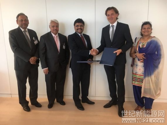 德國復(fù)興信貸銀行KfW上周與印度國有農(nóng)村電氣化公司簽署了一項2億歐元的貸款協(xié)議，以支持印度各地農(nóng)村地區(qū)可再生能源的發(fā)展。



總部位于法蘭克福的KfW上周宣布已與農(nóng)村電氣化公司（REC）簽署貸款協(xié)議，該公司將以低息貸款的形式將資金轉(zhuǎn)移給投資者，用于開發(fā)印度農(nóng)村的風(fēng)能和太陽能等可再生能源發(fā)電