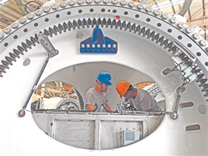 
	
                    
	【電纜網(wǎng)訊】8月27日，江蘇省連云港市開發(fā)區(qū)一風電設備制造企業(yè)在安裝風電輪轂。據(jù)了解，連云港市開發(fā)區(qū)已成為亞洲最大風電設備生產(chǎn)基地