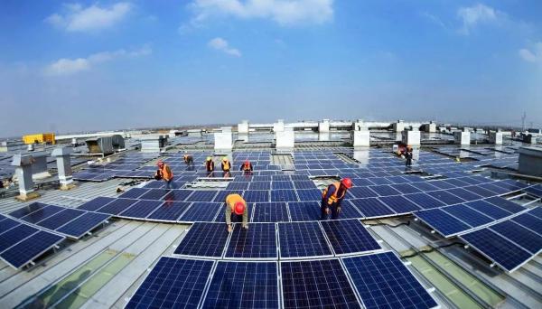 中國光伏產(chǎn)業(yè)近年來頻遭多路“圍剿”。先是歐盟在2011年對中國光伏展開了“封殺圍堵”，隨后美國在今年7月宣布對中國進口光伏組件加收“過路費”，在之后印度也開始跟風(fēng)，在中國光伏產(chǎn)品頭上懸起了達摩克利斯之劍……歐美印等國極力壓縮中國光伏的生存空間，中國光伏也瞬間從天堂跌入地獄