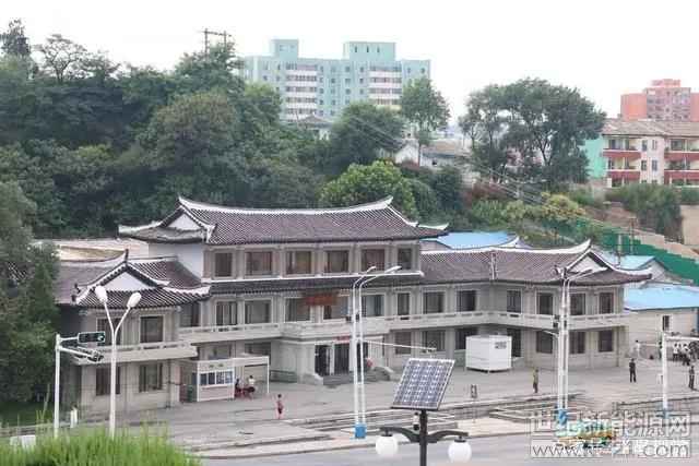 2018年的4月27日，朝鮮最高領(lǐng)導(dǎo)人金正恩在板門店跨過軍事分界線，與韓國總統(tǒng)文在寅進行了歷史性會晤。據(jù)悉，朝鮮長期以來一直存在電力短缺問題，早就有夜晚衛(wèi)星圖曝光，夜間朝鮮大部分國土陷入一片漆黑，只是朝鮮首都平壤是個例外，晚上燈光很明亮