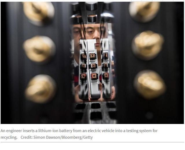 
	中國(guó)儲(chǔ)能網(wǎng)訊：在不久前出版的《自然》（Nature）雜志上，一篇題為《距離鋰電子電池革命僅余10年》（Ten years left to redesign lithium-ionbatteries）的文章指出，鋰離子電池性能和價(jià)格的演進(jìn)速度正在放緩。


	如果不加大對(duì)基于儲(chǔ)量豐富的鐵、銅等材料的電極材料的研究，電動(dòng)汽車的大規(guī)模發(fā)展將受到限制！



	


	文章認(rèn)為，造成上述問(wèn)題的主要原因包括以下幾點(diǎn)：


	一是因?yàn)榧夹g(shù)已近極致，且尚未突破