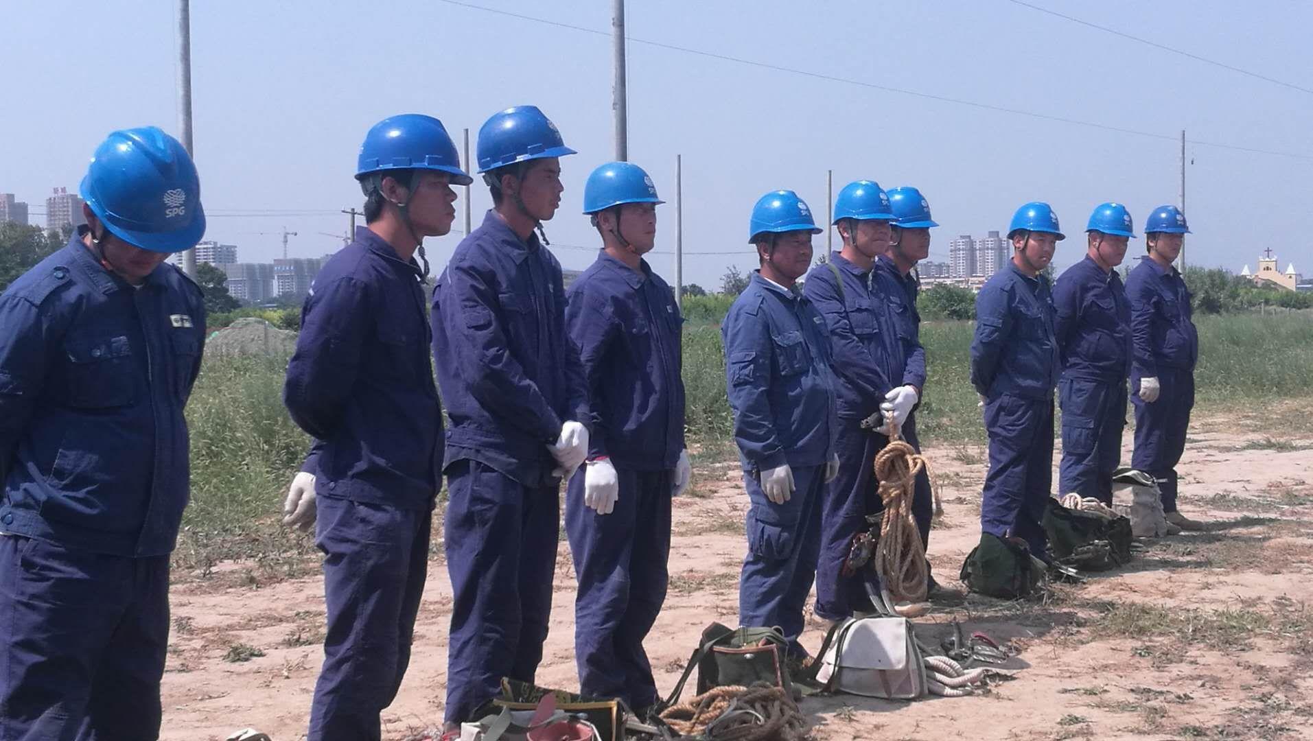 中國(guó)電力網(wǎng)（通訊員 張?。榱巳嫱七M(jìn)崗位練兵工作，提高公司機(jī)關(guān)青工實(shí)踐能力，近日，淳化供電分公司生產(chǎn)技術(shù)部組織青工赴涇陽供電分公司開展配網(wǎng)作業(yè)練兵培訓(xùn)?！　”敬螎徫痪毐嘤?xùn)地點(diǎn)在涇陽供電分公司實(shí)操現(xiàn)場(chǎng)，按照“理論授課+現(xiàn)場(chǎng)實(shí)操”的方式進(jìn)行