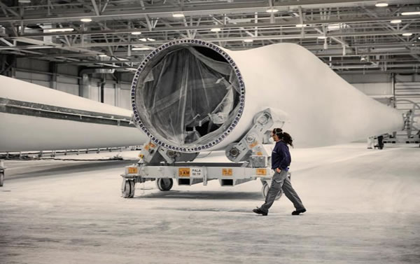                                         
	　　美國能源部發(fā)布的一份報告顯示，2017年美國風電行業(yè)支持了105500個全職工作崗位，達到歷史最高水平。

	
	2017年美國風電就業(yè)人數(shù)10.55萬 創(chuàng)歷史新高

	　　就業(yè)總數(shù)包括建筑、開發(fā)和運輸方面的43400名工人，以及約23000名從事風機制造和供應鏈方面的工人