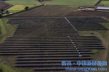                                                                                                                                                                     
	　　今年的越南，是光伏最喧囂的一年，所有企業(yè)一窩蜂沖進(jìn)了這個(gè)光伏處女地。投資商、設(shè)備商、總包商都在這里安營扎寨了