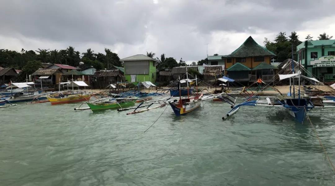 
	中國(guó)儲(chǔ)能網(wǎng)訊：近日，菲律賓卡格巴萊特島光儲(chǔ)柴微網(wǎng)電站成功運(yùn)行，南瑞繼保為其提供全套微網(wǎng)系統(tǒng)解決方案及關(guān)鍵設(shè)備，其中包含組串式光伏逆變器、組串式儲(chǔ)能變流器、微網(wǎng)控制器、后臺(tái)監(jiān)控系統(tǒng)等核心設(shè)備。





	


	此光儲(chǔ)柴微網(wǎng)電站位于菲律賓奎松省毛班地區(qū)的著名旅游島卡格巴萊特島，面積約為1800公頃，人口近5000，原先主要通過(guò)柴油發(fā)電機(jī)進(jìn)行限時(shí)（18:00~22:00）電力供應(yīng)，電力價(jià)格高達(dá)內(nèi)陸價(jià)格的4倍