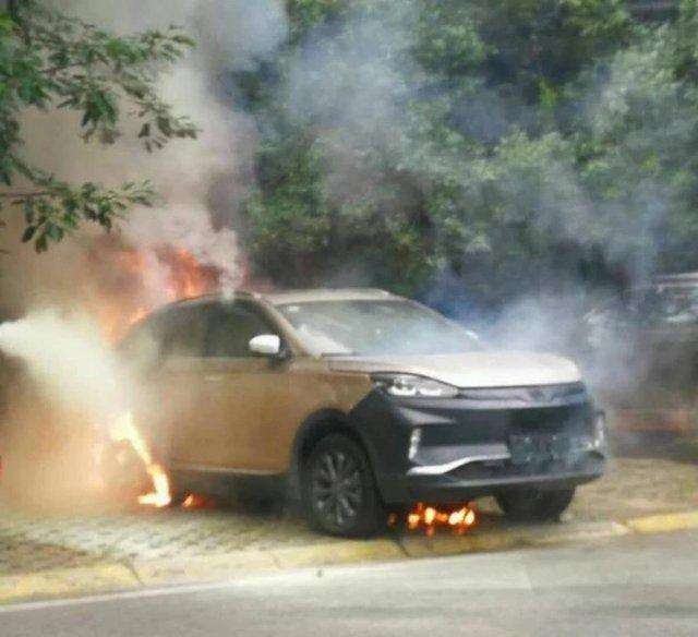 
	
                    
	【電纜網訊】8月25日，在成都威馬汽車研究院，一輛威馬EX5試裝車發(fā)生起火自燃。

	

	新勢力造車在交付之前，品質和安全問題至關重要，電動車的門檻貌似很低，實際上從核心三電技術和產品的安全性角度來看，門檻其實非常高