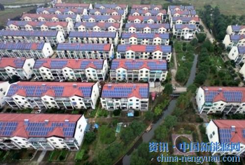                                                                                                                                                                     
	　　戶用光伏市場(chǎng)的推銷看似豐富，總結(jié)起來卻無非兩類：一是使用價(jià)值思維，像家用電器一樣賣；二是投資價(jià)值思維，像銀行理財(cái)產(chǎn)品一樣賣。2016年之前，絕大多數(shù)廠家都是當(dāng)作家電產(chǎn)品一樣賣