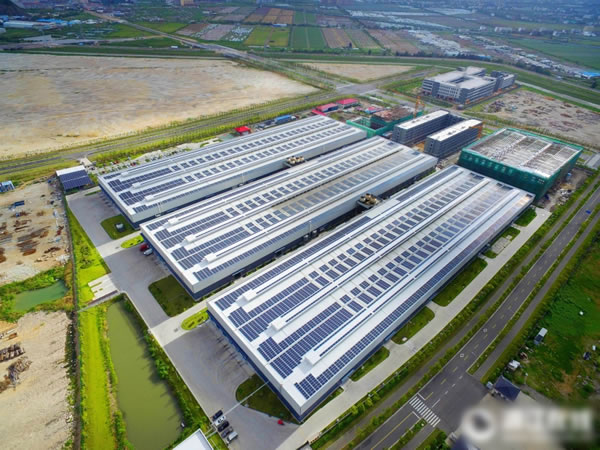                                         
	

	

	

	　　8月27日，航拍鏡頭下，臺(tái)州富嶺塑膠有限公司的廠房屋頂光伏發(fā)電電池板就像3架碩大的鋼琴，令人震憾。臺(tái)州富嶺塑膠有限公司去年投資1989萬元，在廠房屋頂建設(shè)了面積55808平方米、發(fā)電量4000千瓦的光伏發(fā)電項(xiàng)目，今年元旦并網(wǎng)發(fā)電，運(yùn)行半年來，企業(yè)節(jié)約用電成本228萬元