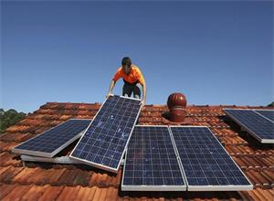                                         
	　　據(jù)報(bào)道，越南正在鼓勵(lì)越南居民在房屋屋頂上安裝太陽能系統(tǒng)，因?yàn)樘柲馨l(fā)電比化石燃料便宜且環(huán)保。

	

	　　專家表示，越南房屋屋頂上的太陽能發(fā)電系統(tǒng)可以幫助家庭減少每月電費(fèi)50%的賬單，從而有助于保護(hù)環(huán)境