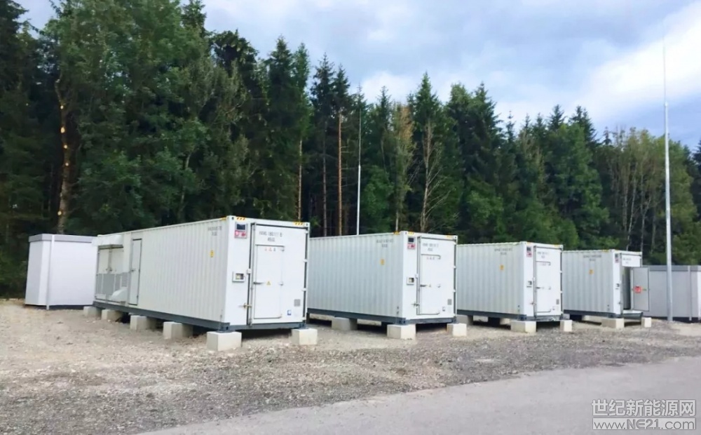 近日，從德國(guó)傳來(lái)喜訊，由陽(yáng)光電源參與建設(shè)的16MW/8.5MWh大型儲(chǔ)能調(diào)頻項(xiàng)目正式投運(yùn)。據(jù)了解，這是繼北美10MW/12MWh、中國(guó)10MW/5.5MWh等多個(gè)大型儲(chǔ)能項(xiàng)目之后，2018年陽(yáng)光電源在全球儲(chǔ)能市場(chǎng)的又一“力作”