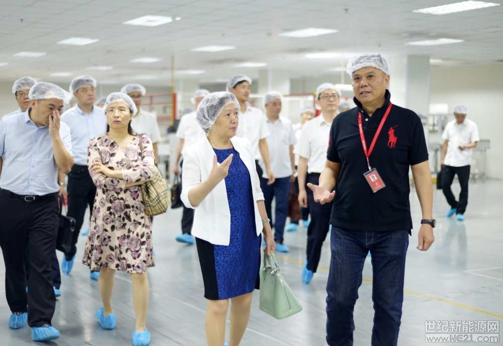         8月24日，常州銀監(jiān)分局黨委書記、局長陳惠蓮一行來到常州經(jīng)開區(qū)，圍繞當前形勢下全區(qū)的經(jīng)濟發(fā)展狀況及發(fā)展中遇到的問題展開調(diào)研。區(qū)領導周永強、馮旭江，常州11家銀行分行長及支行長出席調(diào)研座談會，賽拉弗副董事長朱武忠、副總裁楊勇作為企業(yè)代表參加會議