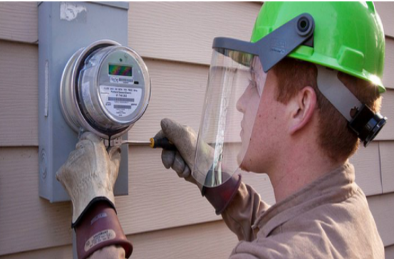 
	中國(guó)儲(chǔ)能網(wǎng)訊：美國(guó)羅德島州監(jiān)管機(jī)構(gòu)日前簽署了一項(xiàng)和解協(xié)議，允許國(guó)家電網(wǎng)將住宅太陽(yáng)能發(fā)電的費(fèi)率提高3.5％，同時(shí)投資一系列現(xiàn)代化和電網(wǎng)改造計(jì)劃，以實(shí)現(xiàn)清潔能源更多的效益。


	


	這份協(xié)議允許國(guó)家電網(wǎng)啟動(dòng)電動(dòng)汽車和儲(chǔ)能計(jì)劃，創(chuàng)建績(jī)效激勵(lì)機(jī)制以提高效率，并建立圍繞高級(jí)計(jì)量基礎(chǔ)設(shè)施（AMI）的利益相關(guān)者進(jìn)程