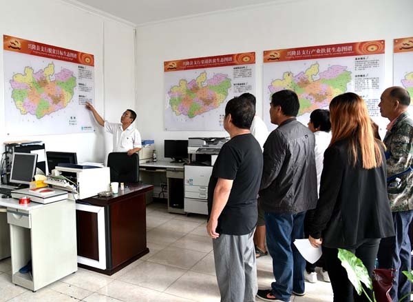 農(nóng)業(yè)銀行興隆縣支行為加快推進(jìn)金融扶貧、脫貧攻堅(jiān)工作的開(kāi)展，主動(dòng)申請(qǐng)“光伏扶貧”農(nóng)戶貸款項(xiàng)目并獲得批準(zhǔn)。目前，該行員工正在加班加點(diǎn)，節(jié)假日不休息，緊鑼密鼓地為當(dāng)?shù)亟n立卡貧困戶辦理“光伏貸”業(yè)務(wù)