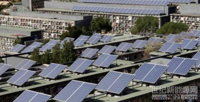 這個名叫桑塔克羅瑪?shù)男〕枪灿?0多萬居民，占地面積在4平方公里左右。城里到處都是比鄰而建的住房