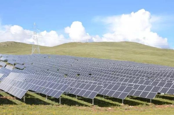                                         
	　　蜀道難，難于上青天。

	　　而基于蜀道基礎(chǔ)上的藏區(qū)光伏扶貧，更難