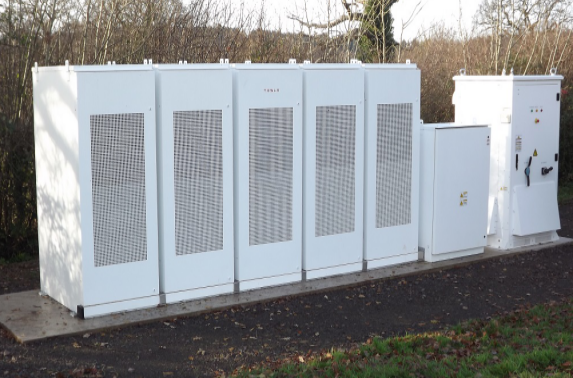 
	中國(guó)儲(chǔ)能網(wǎng)訊：英國(guó)電池儲(chǔ)能開(kāi)發(fā)商Camborne Energy Storage（CES）公司因未能為未來(lái)的電池項(xiàng)目找到買家而陷入管理困境。


	


	該公司是英國(guó)首批電池儲(chǔ)能項(xiàng)目開(kāi)發(fā)商之一，為了應(yīng)對(duì)困境，今年夏天任命了對(duì)財(cái)務(wù)困難有著豐富經(jīng)驗(yàn)的管理人員