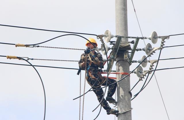 8月28日上午，國網(wǎng)江永縣供電公司員工冒著炎熱天氣，抓緊時間在10千伏瀟城Ⅰ線三小新增臺區(qū)現(xiàn)場進行施工作業(yè)。工作人員各司其責，地面空中緊密協(xié)作，金具安裝、展放導線、安裝線夾、綁扎導線等各個環(huán)節(jié)安全遞進、井然有序，電力工人們用他們的熱情與汗水奏響了一曲為民服務的保電樂章
