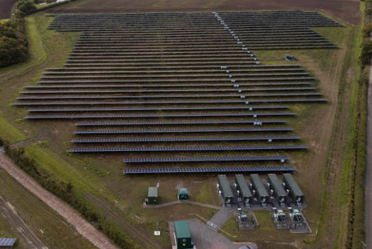 
	中國儲能網(wǎng)訊：據(jù)悉，Anesco公司表示，自從該公司無補貼太陽能項目首次進(jìn)入平衡機制（BM）市場后，太陽能發(fā)電和電池儲能混合項目的開發(fā)將成為投資者感興趣的一個關(guān)鍵領(lǐng)域。


	Anesco公司的電池儲能系統(tǒng)首次通過Lime的虛擬發(fā)電廠進(jìn)入平衡機制（BM）并獲得成功，這標(biāo)志著首次允許聚合單元進(jìn)入平衡機制（BM）