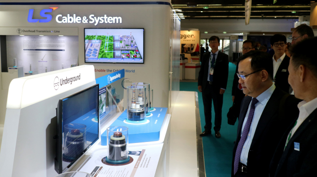 
	
                    
	【電纜網(wǎng)訊】韓國電纜制造商LS電纜在法國巴黎舉行的CIGRE展會上推出了世界上最薄的500千伏輸電電纜和其他新產(chǎn)品。

	

	500千伏電纜是目前市場上可用的最高等級電壓的地下電纜