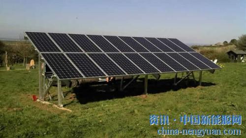                                                                                                                                                                     
	　　公道鎮(zhèn)湖濱村王恩桃家是村里第一個(gè)安裝屋頂電站的，如今他嘗到了光伏扶貧帶來(lái)的甜頭。自從裝上了屋頂電站，不僅自家用電不用愁，多發(fā)的電并網(wǎng)還能買個(gè)好價(jià)錢