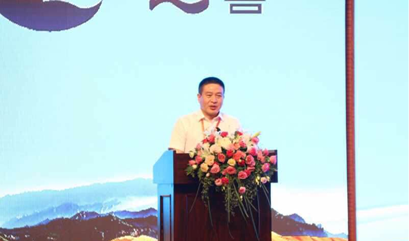                        8月28日，內(nèi)蒙古阿拉善盟2018招商引資項(xiàng)目秋季集中簽約儀式在巴彥浩特舉行。上海電氣股份有限公司副總裁、風(fēng)電集團(tuán)總裁金孝龍代表上海電氣與阿拉善盟左旗政府簽訂風(fēng)電投資合作框架協(xié)議