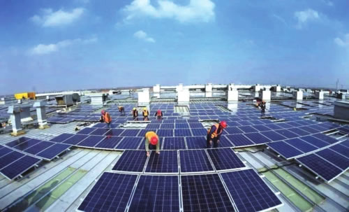                                         
	　　5月31日，國(guó)家發(fā)展改革委等三部委聯(lián)合印發(fā)了《關(guān)于2018年光伏發(fā)電有關(guān)事項(xiàng)的通知》，其中明確指出暫不安排2018年普通光伏電站建設(shè)規(guī)模，僅安排1000萬(wàn)千瓦左右的分布式光伏建設(shè)規(guī)模，進(jìn)一步降低光伏發(fā)電的補(bǔ)貼強(qiáng)度，業(yè)內(nèi)稱之為“5˙31”政策。“斷奶”成為行業(yè)熱議話題，而對(duì)于龍頭企業(yè)而言，這似乎只是產(chǎn)業(yè)加速邁入平價(jià)上網(wǎng)的一個(gè)重要節(jié)點(diǎn)