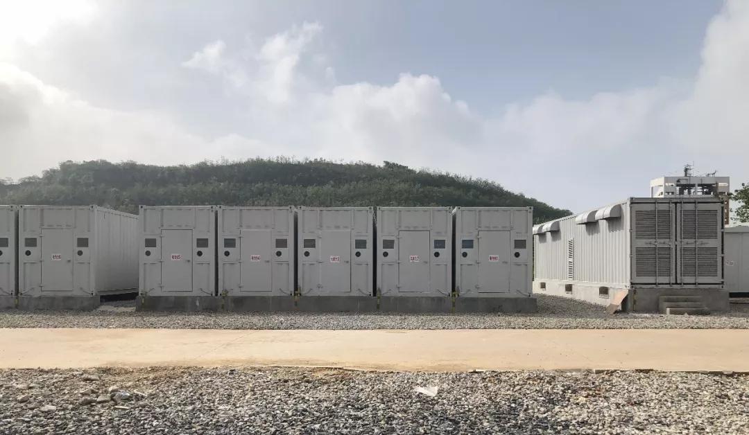 
	中國儲能網(wǎng)訊:東普科技秉承著降本增效的發(fā)展理念，積極影響國家號召，與浙江南都電源動力股份有限公司合作，在東普廠區(qū)內(nèi)投資建設(shè)儲能電站，于8月中旬完成儲能電站一期建設(shè)并正式投入運行。


	



	東普一期儲能電站由二萬四千塊電池組成，分16個集裝箱，其額定功率為2MW/16MWh;該項目采用“分布式布置，模塊化設(shè)計，單元化接入，集中式調(diào)控”技術(shù)方案，具有標(biāo)準(zhǔn)化、快捷化、低成本、高安全等特點