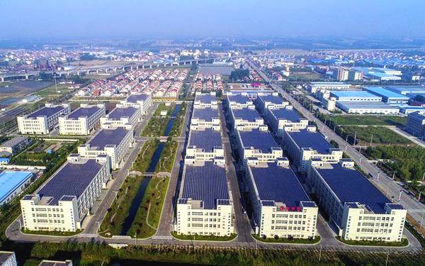                                         
	　　|前言：

	　　很多老板都在感嘆生意不好做，沒有什么行業(yè)利潤可以，特別是搞實體經(jīng)濟的老板，特別可憐，老老實實做生意很難賺到錢，這應(yīng)該是大家普遍的感受了。在新政之前，搞光伏是非常好的選擇，有國家政策支持，還是節(jié)能環(huán)保事業(yè)，所以也就很多大佬跨行過來搞光伏了，比如京東劉強東和阿里巴巴馬云，還有蘋果的庫克，都投資了大量的屋頂光伏電站