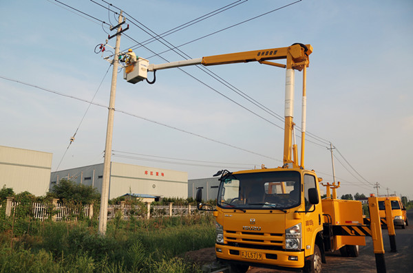 　　7月下旬至8月上旬，受持續(xù)高溫天氣影響，國家電網(wǎng)公司供區(qū)內(nèi)，北京、河北、山東、江蘇等19個省級電網(wǎng)最大負(fù)荷創(chuàng)歷史新高。國家電網(wǎng)公司充分發(fā)揮電網(wǎng)調(diào)節(jié)作用，最大程度增加電力供應(yīng)，保障客戶安全可靠用電
