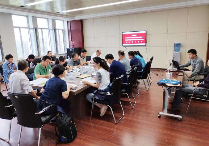 　　【中國(guó)儀表網(wǎng) 儀表會(huì)議】2018年8月29日-30日，中國(guó)儀器儀表行業(yè)協(xié)會(huì)三項(xiàng)團(tuán)體標(biāo)準(zhǔn)《電動(dòng)汽車交流充電樁現(xiàn)場(chǎng)檢測(cè)儀》、《電動(dòng)汽車非車載充電機(jī)現(xiàn)場(chǎng)檢測(cè)儀》、《組合互感器檢驗(yàn)裝置》(送審稿)審查會(huì)在黑龍江哈爾濱召開。  　　目前在6kV—35kV電網(wǎng)電能計(jì)量裝置中，計(jì)量用互感器主要采用三相組合互感器，三相組合互感器檢定裝置的準(zhǔn)確性和可靠性必須經(jīng)過試驗(yàn)驗(yàn)證