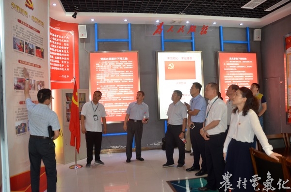 


　　農(nóng)村電氣化網(wǎng)訊：8月27日下午，《國(guó)企·黨建》雜志社常務(wù)副總編輯陳平攜出席雜志社主辦、國(guó)網(wǎng)四川電力承辦的國(guó)有企業(yè)黨員主體作用發(fā)揮研討會(huì)的雜志社副社長(zhǎng)、編輯及黑龍江、貴州、云南、江蘇等省國(guó)資委和中國(guó)一重等大型央企黨建工作負(fù)責(zé)人一行20人蒞臨射洪公司參觀交流。

　　研討會(huì)成員一行在遂寧公司黨委書記蘇旭燕及射洪公司總經(jīng)理丁華、黨委書記謝紅星等領(lǐng)導(dǎo)陪同下，參觀了公司沱牌鎮(zhèn)供電所黨支部項(xiàng)目領(lǐng)辦與合格黨員積分制實(shí)踐案例、佐魯銀華紡織公司黨支部聯(lián)建活動(dòng)室，射洪公司機(jī)關(guān)紅色劇場(chǎng)、企業(yè)發(fā)展展示室、