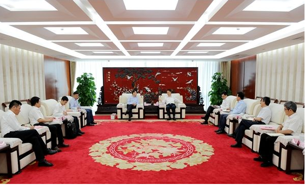                        8月27日，三一重工董事長(zhǎng)梁穩(wěn)根率隊(duì)到訪中國(guó)華電集團(tuán)。中國(guó)華電董事、總經(jīng)理、黨組副書記溫樞剛在總部接待梁穩(wěn)根一行，雙方就進(jìn)一步加強(qiáng)合作、推動(dòng)雙方實(shí)現(xiàn)互利共贏進(jìn)行了深入交流