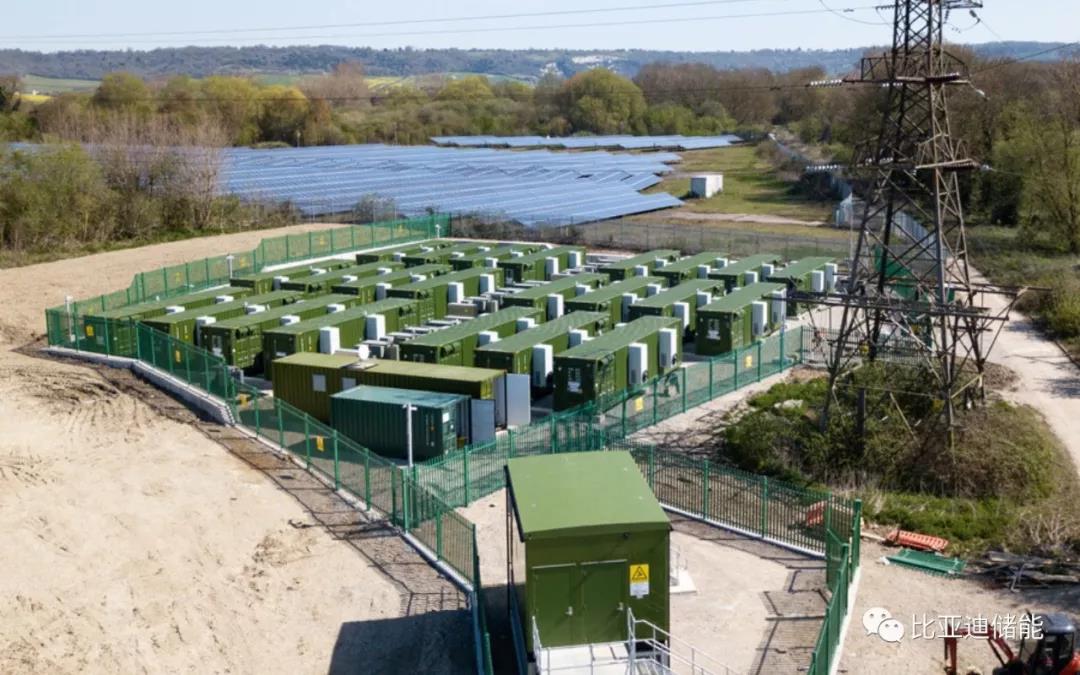 
			              近日，英國國家電網(wǎng)成功調(diào)度兩處儲能系統(tǒng)，項目在半個小時內(nèi)成功向電網(wǎng)提供了24MWh的電力供給!

當前，英國電網(wǎng)級儲能已然迎來了發(fā)展期，特別是在配網(wǎng)側(cè)的儲能應用較為廣泛。電網(wǎng)運營商曾表示：將進一步推動平臺進入短期運營儲備(STOR)市場，用“靈活，可擴展和安全的平臺”取代現(xiàn)有的調(diào)度系統(tǒng)