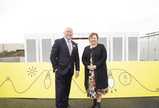 
	中國儲能網(wǎng)訊：新西蘭能源部長Megan Woods博士參加了一個啟動儀式，正式啟動新西蘭首個電網(wǎng)規(guī)模的儲能系統(tǒng)，這是由新西蘭能源零售商和項目業(yè)主Mercury能源公司開發(fā)部署的。


	 



	Mercury公司首席執(zhí)行官Fraser Whineray與新西蘭能源部長Megan Woods博士出席啟動儀式


	據(jù)透露，這個電池儲能項目以特斯拉Powerpack 2電池系統(tǒng)為基礎(chǔ)，并于今年1月開始安裝部署