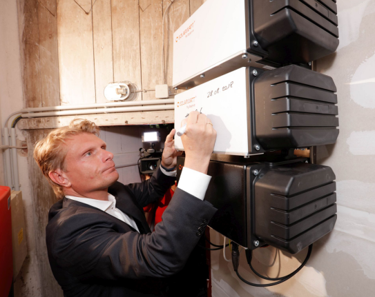 
	中國儲能網(wǎng)訊：德國聯(lián)邦經(jīng)濟事務和能源部國務秘書ThomasBarei?日前參加了一個官方活動，慶祝德國第10萬個電池儲能系統(tǒng)在艾希瓦爾德（Eichwalde）成功部署。Barei?表示這將是德國在其能源轉(zhuǎn)型過程中一個“重要里程碑”