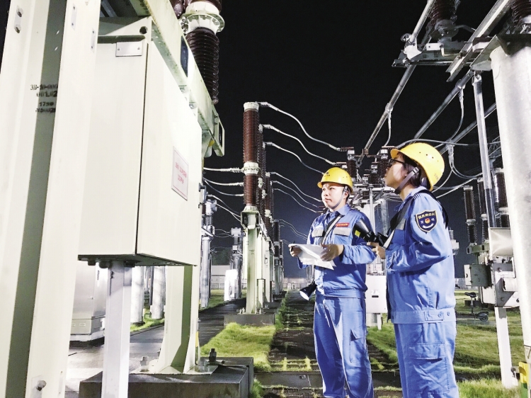 
　　廣東電網(wǎng)陽江供電局供電人員連夜開展防風(fēng)防汛巡視?！〔堂蠘?攝

　　連日來，廣東省多地遭遇強降雨