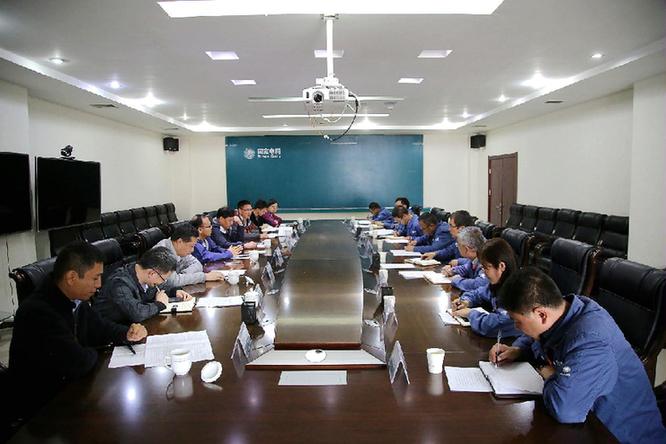 為進(jìn)一步加強(qiáng)農(nóng)村電網(wǎng)改造落實(shí)情況及電力普遍服務(wù)監(jiān)管，切實(shí)改善青海省藏區(qū)農(nóng)牧民用電體驗(yàn)，有效促進(jìn)邊遠(yuǎn)地區(qū)經(jīng)濟(jì)社會(huì)發(fā)展，近日，西北能源監(jiān)管局主要負(fù)責(zé)人帶隊(duì)赴青海省藏區(qū)開展農(nóng)村電網(wǎng)改造及電力普遍服務(wù)情況監(jiān)管調(diào)研。行業(yè)監(jiān)管處、稽查處、青海業(yè)務(wù)辦相關(guān)同志參加調(diào)研