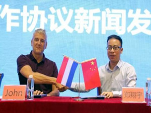 
	
                    
	【電纜網(wǎng)訊】8月31日上午，山西金能世紀(jì)與荷蘭Enova公司簽署20MW全釩液流電池戰(zhàn)略合作協(xié)議，未來5年將會至少有接近3億元的訂單，雙方將共同開發(fā)釩電池在歐洲的儲能市場。

	

	據(jù)了解，山西金能世紀(jì)科技有限公司是一家科技研發(fā)生產(chǎn)新能源儲能電池全釩液流電池的新能源公司，公司在進(jìn)入朔州以來，以它獨(dú)有的經(jīng)營模式和優(yōu)秀的科技人員組合研發(fā)出了高安全性、長壽命、低成本、無污染的全釩液流電池