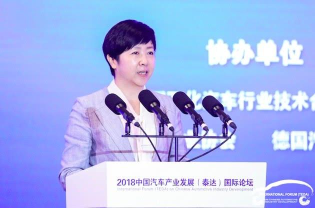 
	中國(guó)儲(chǔ)能網(wǎng)訊：在9月1日開幕的2018中國(guó)汽車產(chǎn)業(yè)發(fā)展（泰達(dá)）國(guó)際論壇開幕式上，財(cái)政部經(jīng)濟(jì)建設(shè)司副司長(zhǎng)宋秋玲表示，多年來的政策扶持使得我國(guó)新能源汽車產(chǎn)業(yè)發(fā)展取得了明顯成效。新能源汽車產(chǎn)業(yè)推廣數(shù)量，從2009年之前不足500輛，增長(zhǎng)到2017年的77.7萬輛，今年預(yù)計(jì)有150萬輛