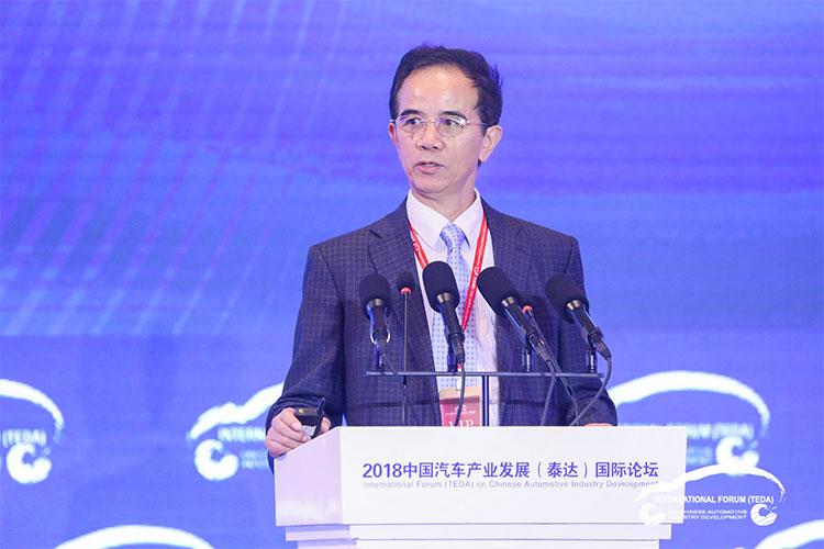 
	中國(guó)儲(chǔ)能網(wǎng)訊：從150公里到300公里，盡管新能源汽車?yán)m(xù)航里程不斷提升，但在2018泰達(dá)論壇上，中國(guó)工程院院士、電動(dòng)車輛國(guó)家工程實(shí)驗(yàn)室主任、北京理工大學(xué)教授孫逢春指出，新能源汽車標(biāo)準(zhǔn)續(xù)駛里程實(shí)際上是一個(gè)在常溫下不開空調(diào)的情況下一個(gè)理想的續(xù)駛里程，這是滿足不了用戶的需求，是忽悠老百姓！


	




	對(duì)新能源汽車?yán)m(xù)航里程的提升，是目前眾多汽車企業(yè)的重要技術(shù)研發(fā)方向。并且，隨著財(cái)政補(bǔ)貼政策提高補(bǔ)貼門檻要求，部分汽車企業(yè)更是比照財(cái)政補(bǔ)貼政策限制推出符合要求的新產(chǎn)品