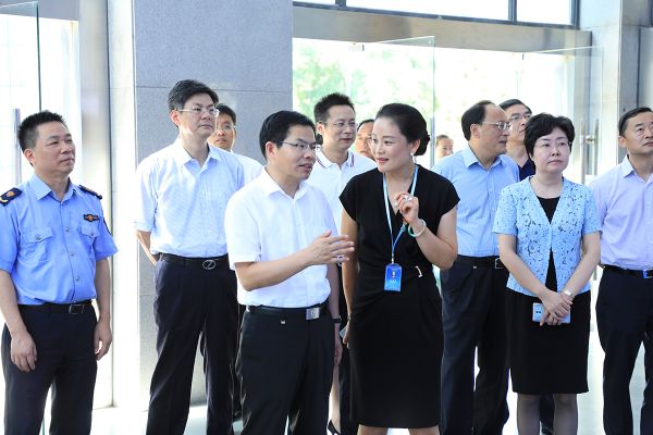 
	
                    
	8月31日，宜興市政協(xié)主席梅中華，副主席莫克明、洪雅、芮俊燕、錢偉興、溫秀芳及秘書長閔曲成等領(lǐng)導(dǎo)蒞臨遠(yuǎn)東調(diào)研指導(dǎo)，宜興市副市長周斌、宜興市高塍鎮(zhèn)黨委書記楊杰等陪同視察。

	投資人，遠(yuǎn)東控股集團(tuán)董事局副主席、黨委常務(wù)副書記、首席執(zhí)行官張希蘭，投資人、黨委宣傳委員、遠(yuǎn)東智慧能源股份有限公司（簡稱：智慧能源股票代碼：600869）董事、首席運(yùn)營官兼遠(yuǎn)東電纜產(chǎn)業(yè)董事、執(zhí)行總經(jīng)理陳靜，投資人、黨委統(tǒng)戰(zhàn)委員、電纜產(chǎn)業(yè)董事、副總經(jīng)理兼遠(yuǎn)東電纜資深副總經(jīng)理朱長彪，投資人