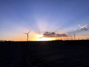 
	
                    
	【電纜網(wǎng)訊】9月2日，魯能都蘭三期10萬千瓦風電項目在各參建單位的協(xié)作下完成首臺風機并網(wǎng)發(fā)電。

	

	工程開工建設以來，魯能青海新能源公司工程建設部嚴格按照規(guī)范和施工圖要求，及時組織監(jiān)理、EPC總承包單位對各工序進行驗收