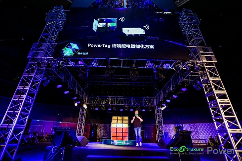 　　【中國(guó)儀表網(wǎng) 儀表企業(yè)】日前，全球能效管理和自動(dòng)化領(lǐng)域數(shù)字化轉(zhuǎn)型的領(lǐng)導(dǎo)者施耐德電氣在其“2018 EcoStruxure Power智能配電數(shù)字化峰會(huì)”上隆重舉辦全新PowerTag終端配電智能化系統(tǒng)合作伙伴分會(huì)，該系統(tǒng)基于EcoStruxure架構(gòu)與平臺(tái)，可形成從低壓主配電到終端配電的完整無線電能測(cè)量方案，通過緊湊精簡(jiǎn)的方式，輕松實(shí)現(xiàn)配電設(shè)備的互聯(lián)互通，為用戶提供更安全、可靠、高效、智能化的用電體驗(yàn)。 施耐德電氣PowerTag終端配電智能化系統(tǒng)發(fā)布 　　