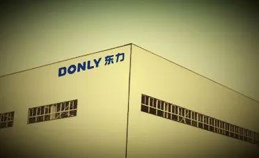 
	
                    
	【電纜網(wǎng)訊】近日，寧波東力發(fā)布公告稱，公司子公司深圳市年富供應(yīng)鏈有限公司(以下簡稱“年富供應(yīng)鏈”)相關(guān)人士涉嫌在與公司簽訂并履行購買資產(chǎn)協(xié)議和業(yè)績補償協(xié)議的過程中，隱瞞年富供應(yīng)鏈實際經(jīng)營情況，財務(wù)不真實；公司于6月29日收到寧波市公安局《立案告知書》，公司被合同詐騙一案，符合刑事立案標(biāo)準(zhǔn)，對該案立案偵查，相關(guān)人士已被采取相關(guān)強制措施。受此影響，寧波東力今年上半年報虧31億元，同時，公司股價也是一跌再跌，截至8月31日，公司股價最低達