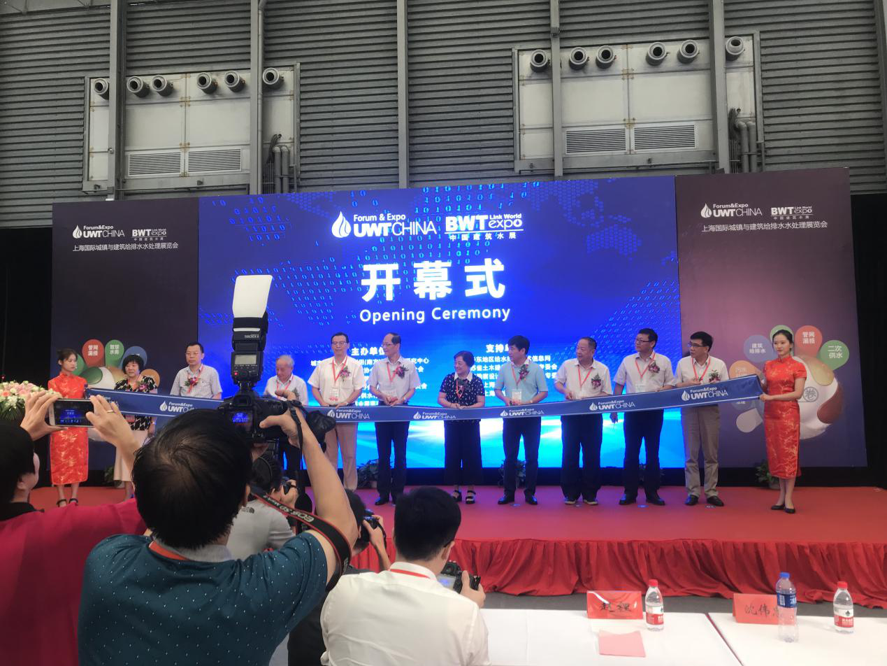 　　【中國(guó)儀表網(wǎng) 儀表展會(huì)】2018年9月3日上午9點(diǎn)30分，第八屆上海國(guó)際城鎮(zhèn)與建筑給排水水處理展覽會(huì)在上海新國(guó)際博覽中心盛大開幕，本屆展會(huì)由城市水資源開發(fā)利用(南方)國(guó)家工程研究中心，中國(guó)建筑金屬結(jié)構(gòu)協(xié)會(huì)給水排水設(shè)備分會(huì)，中國(guó)建筑學(xué)會(huì)建筑給水排水研究分會(huì)，中國(guó)塑料加工工業(yè)協(xié)會(huì)塑料管道專業(yè)委員會(huì)，上海市供水行業(yè)協(xié)會(huì)，上海展業(yè)展覽有限公司共同主辦。  　　中國(guó)建筑金屬結(jié)構(gòu)協(xié)會(huì)會(huì)長(zhǎng)郝際平，中國(guó)城鎮(zhèn)供水排水協(xié)會(huì)常務(wù)副秘書長(zhǎng)劉志琪，中國(guó)建筑金屬結(jié)構(gòu)協(xié)會(huì)副秘書長(zhǎng)華明九，中國(guó)建筑學(xué)會(huì)建筑給水排水