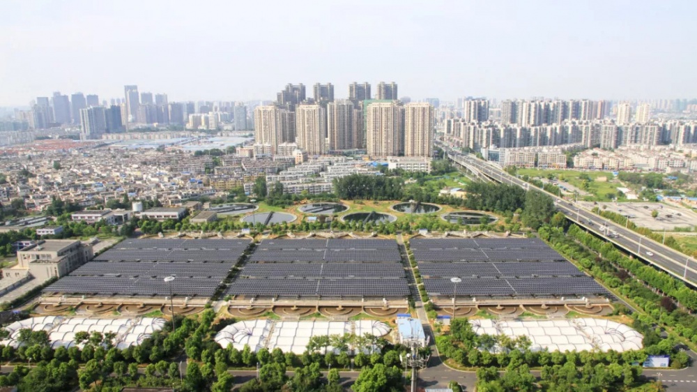  近日，合肥市的王小郢污水處理廠分布式光伏電站正式并網發(fā)電，項目裝機規(guī)模10.8MWp，成為全國單體規(guī)模最大的污水廠光伏發(fā)電項目，也是安徽省內建成投產的污水處理廠光伏項目，獲新華網、安徽衛(wèi)視等諸多重量級媒體爭相報道。



光伏+污水處理廠項目占用空間面積約11萬平方米，一排排光伏組件排列在氧化溝和沉淀池的上方，既實現(xiàn)了空間資源的充分利用，又能遮擋污水池抑制藻類生長，解決了困擾已久的環(huán)保問題